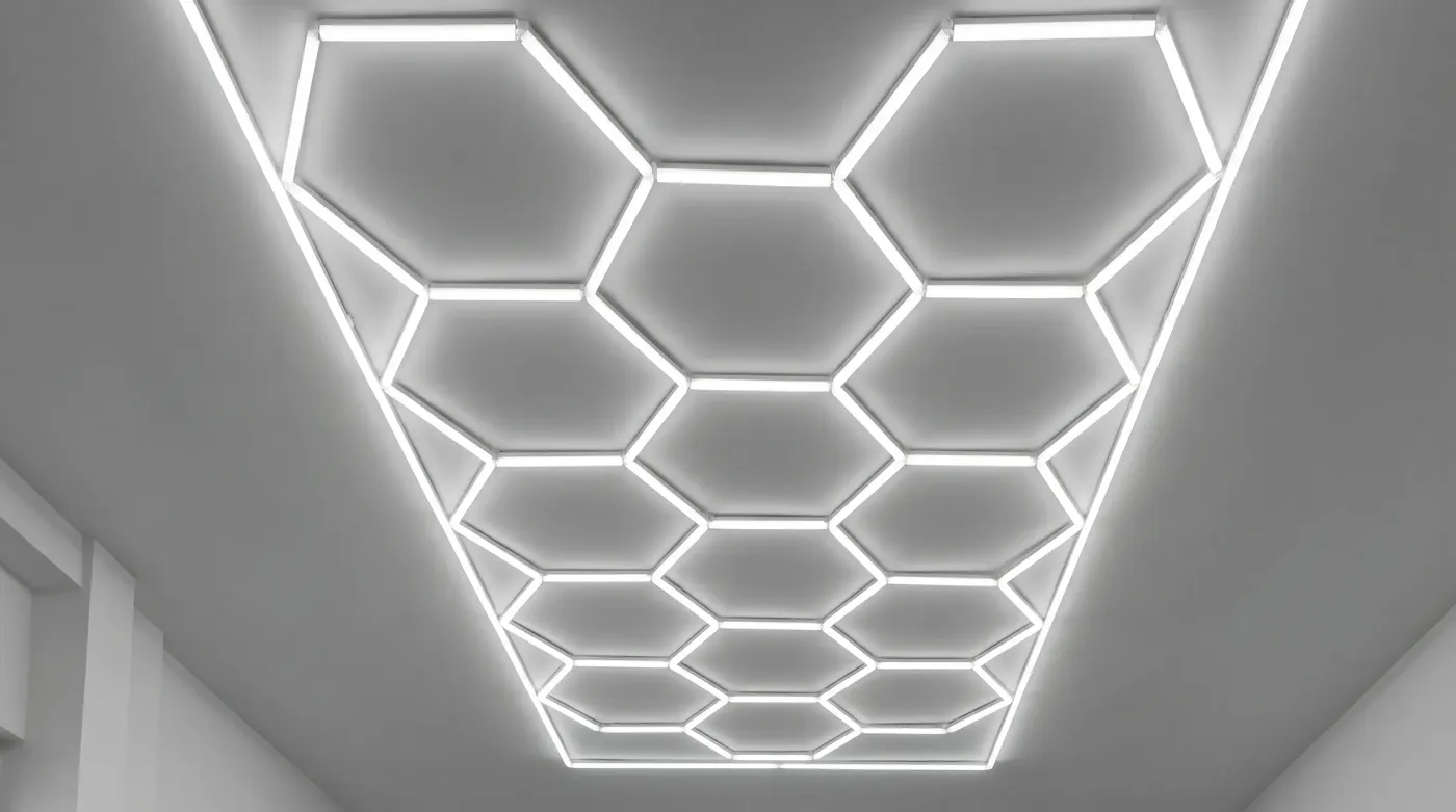 Garage con pavimento PaviClip e illuminazione LED esagonale